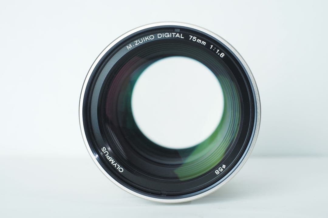 OLYMPUS M.zuiko 75mm F1.8 シルバー 社外フード 単焦点