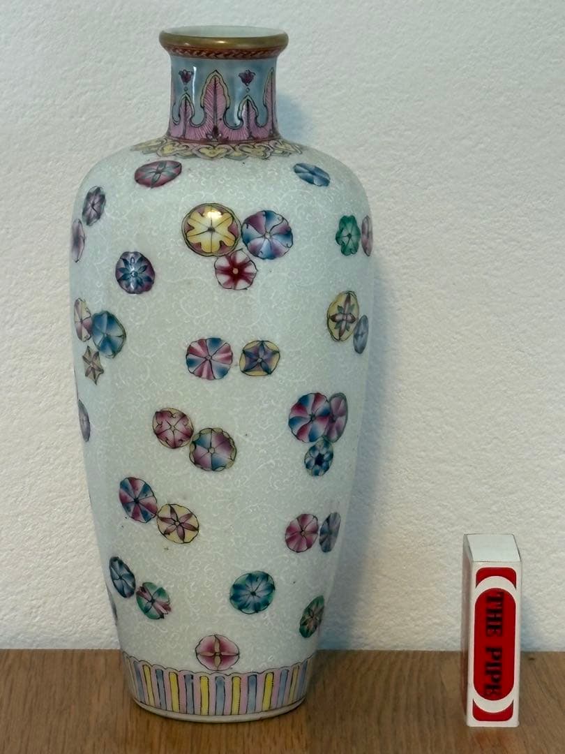 多色模様の細長い花瓶