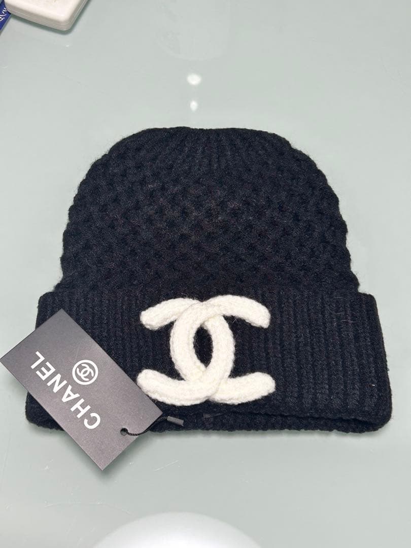 CHANEL ロゴ入りニット帽ブラック