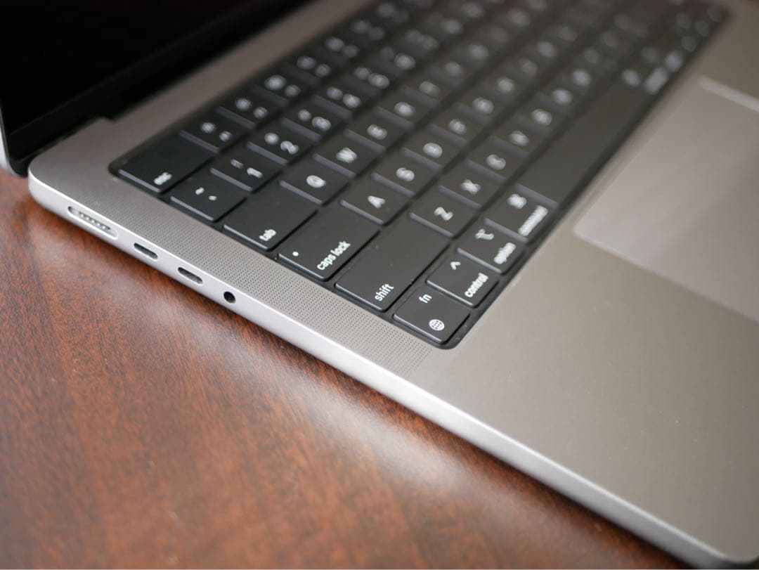 【ジャンク】MacbookPro14M2Pro / 通電OK画面×充電器外箱付き