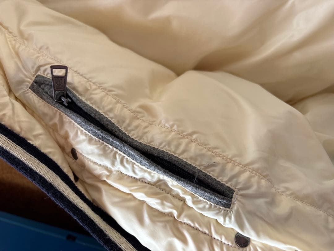 モンクレールグレー フード付きダウンジャケット