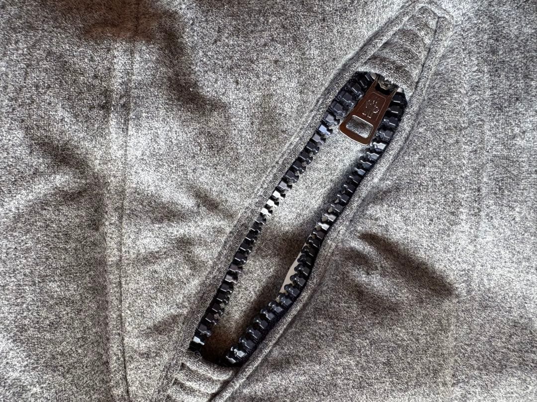 モンクレールグレー フード付きダウンジャケット