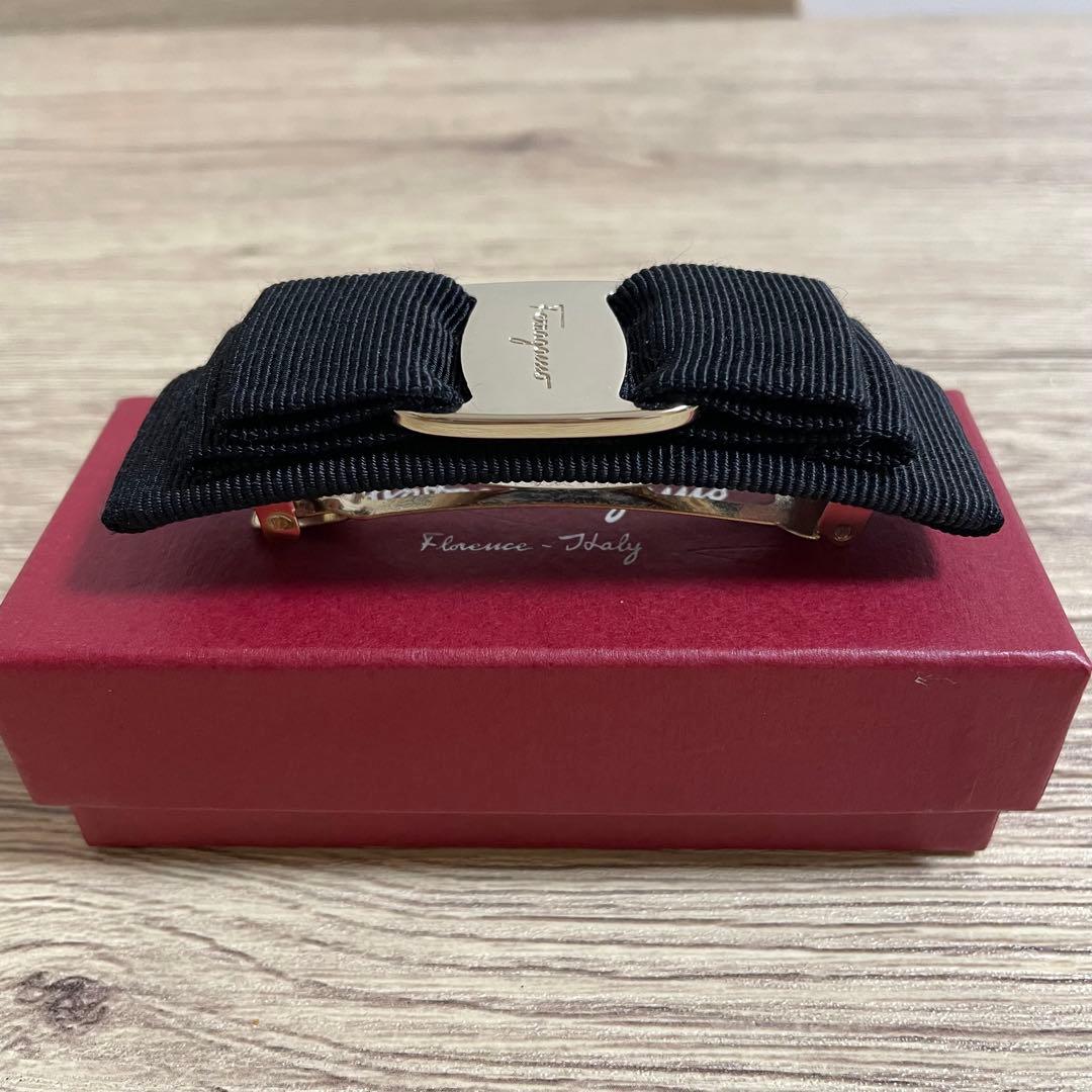 美品♡フェラガモ　バレッタ　リボン　ヴァラ　ブラックゴールド