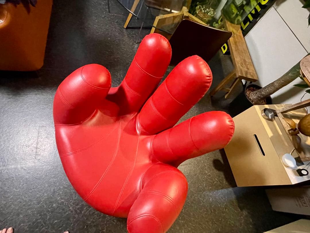 山田です。！　　　　　フィンガー ソファー 赤色 回転式 手 5本指