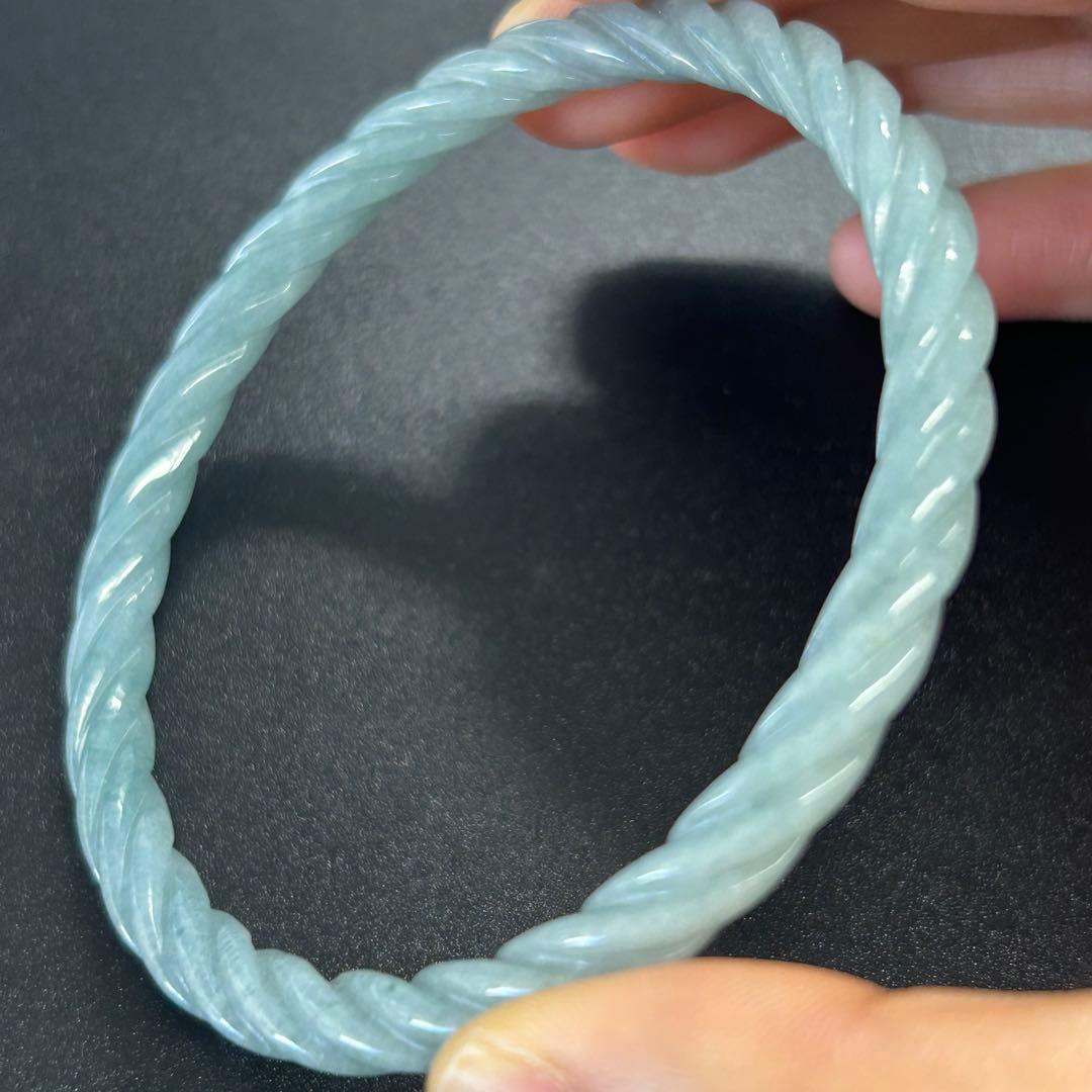 本翡翠ブレスレット　バングル　グァテマラ産　ねじねじ　みずみずしい　高品質