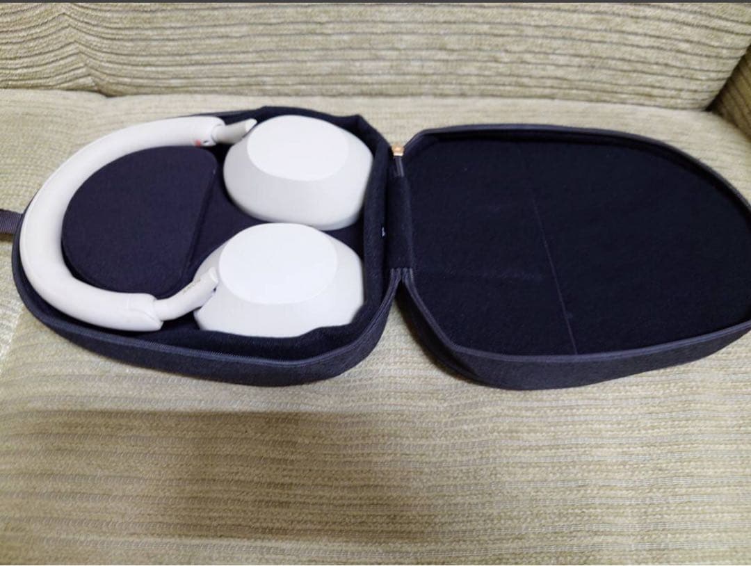 SONY WH-1000XM5 ホワイト 中古　ケース色違い