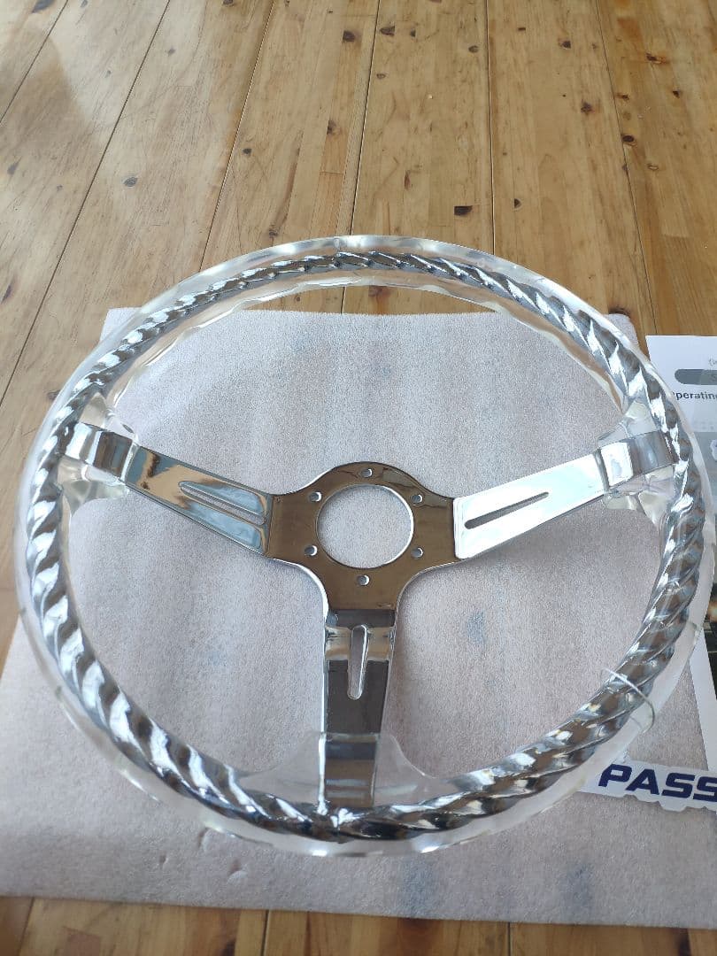 新品・現品限り! アクリル ツイスト ステアリング ① MOMO ピッチ70