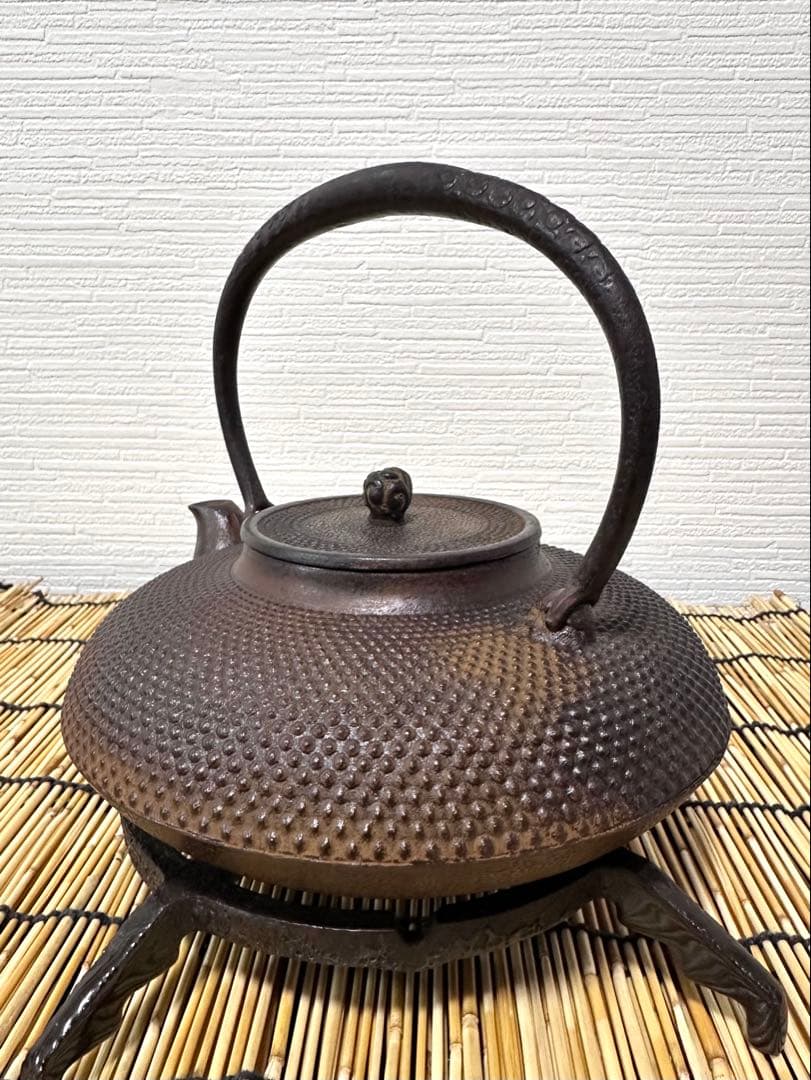 未使用品、栞付　敬典工房正寿堂山正　人間国宝髙橋敬典作独楽型　南部鉄瓶　南部鉄器