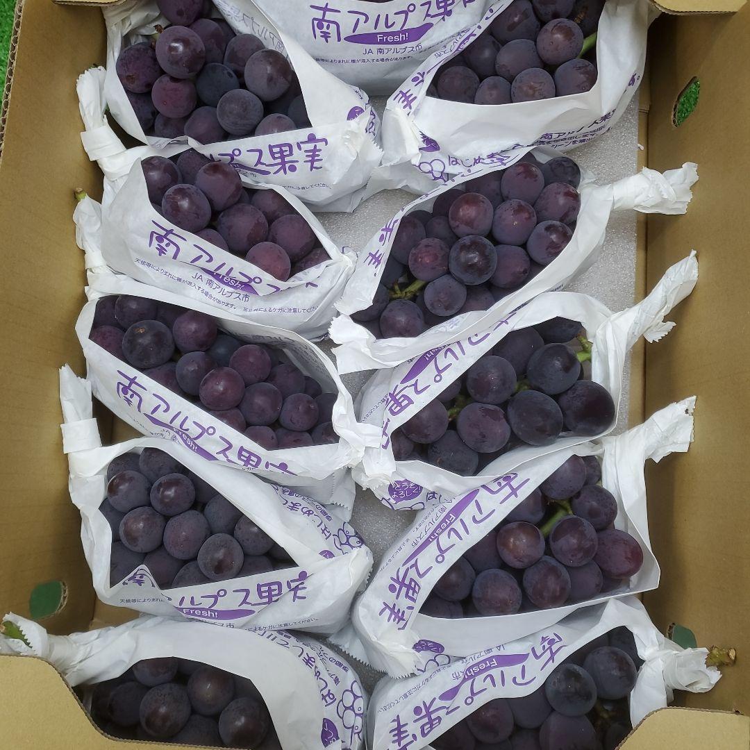 4️⃣ 山梨県産 種無し巨峰 １１房入り 箱込み5.6キロ