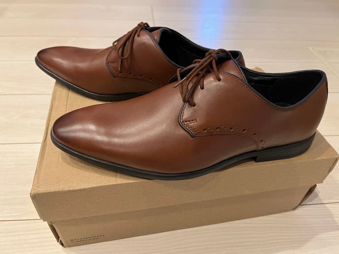 ザワちゃん　クラークス　レザーシューズ　茶　clarks