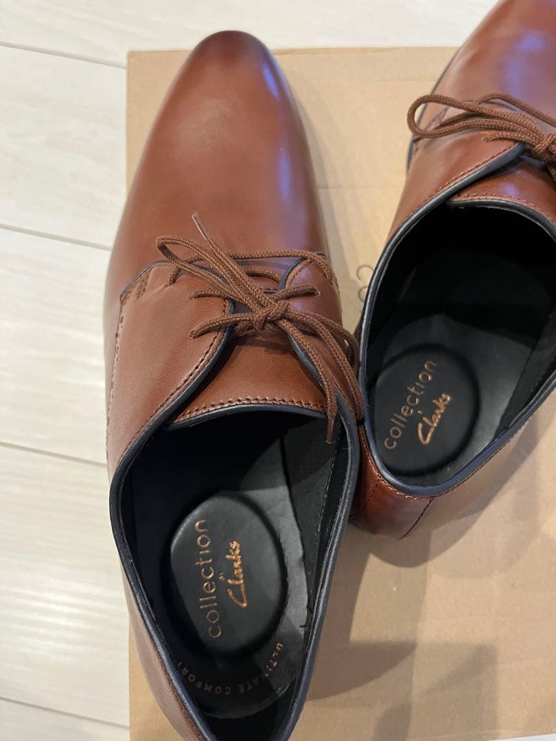 ザワちゃん　クラークス　レザーシューズ　茶　clarks