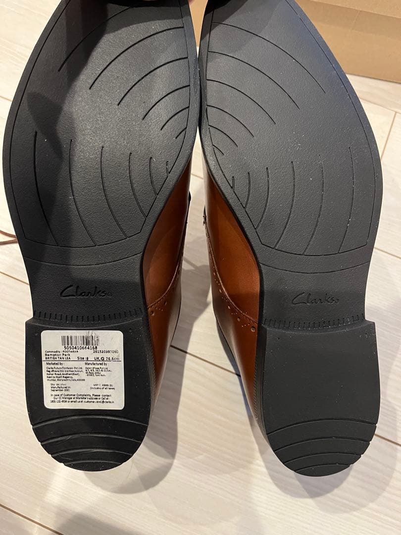 ザワちゃん　クラークス　レザーシューズ　茶　clarks