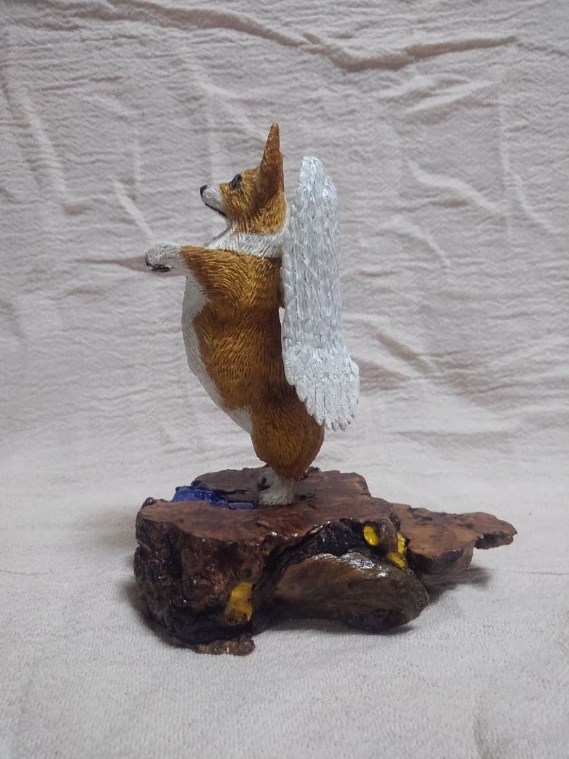 木彫りのコーギー天使への階段