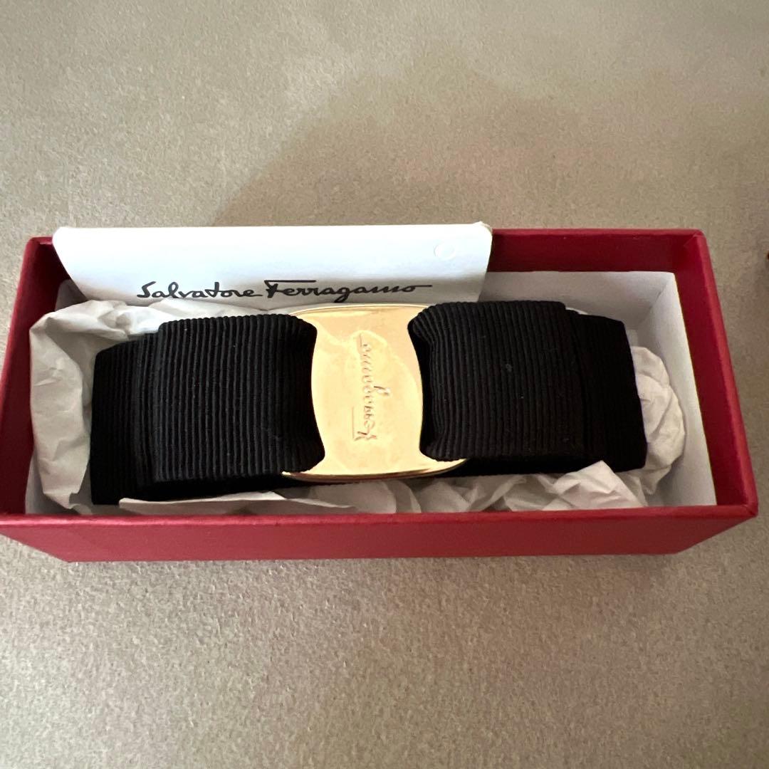 フェラガモ　バレッタ　ブラック