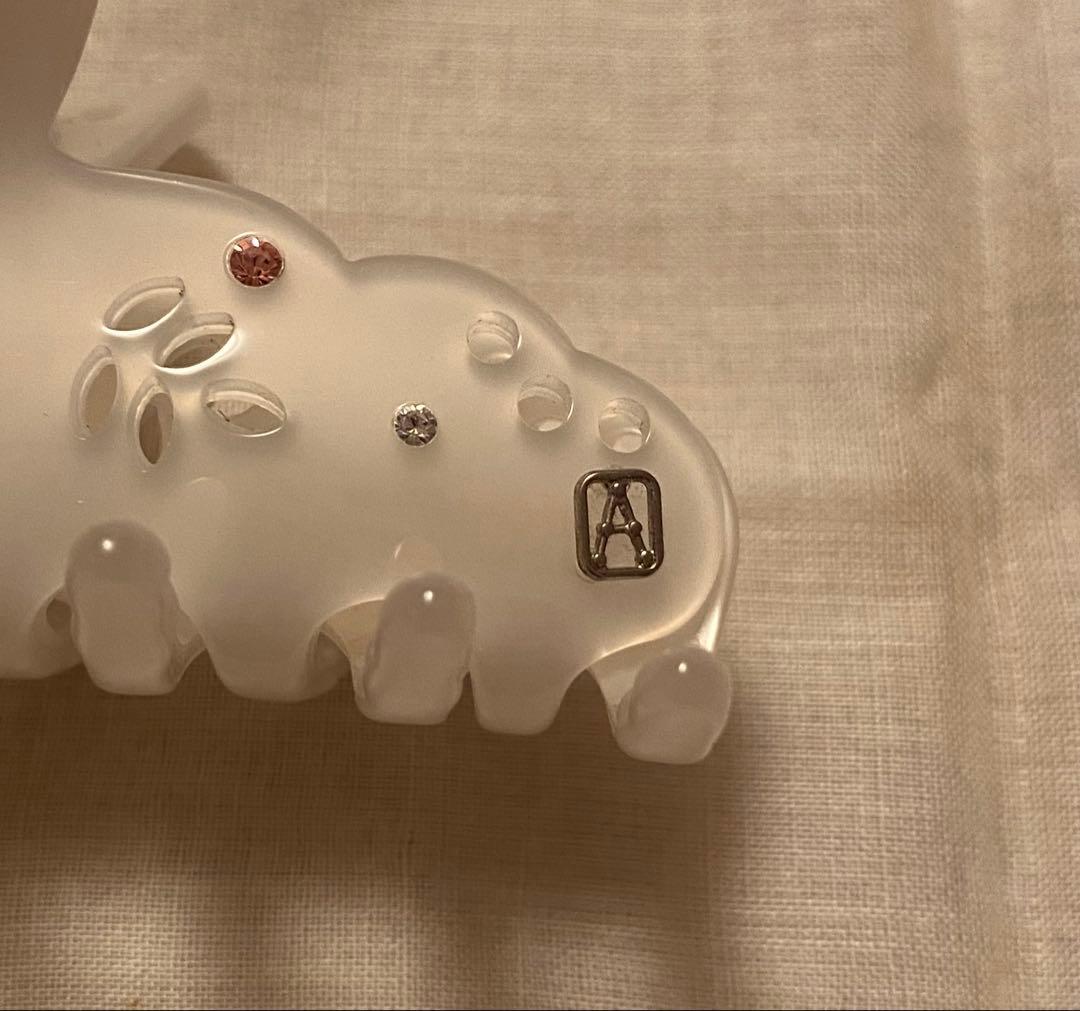 ホワイト花柄ヘアクリップ ストーン付き