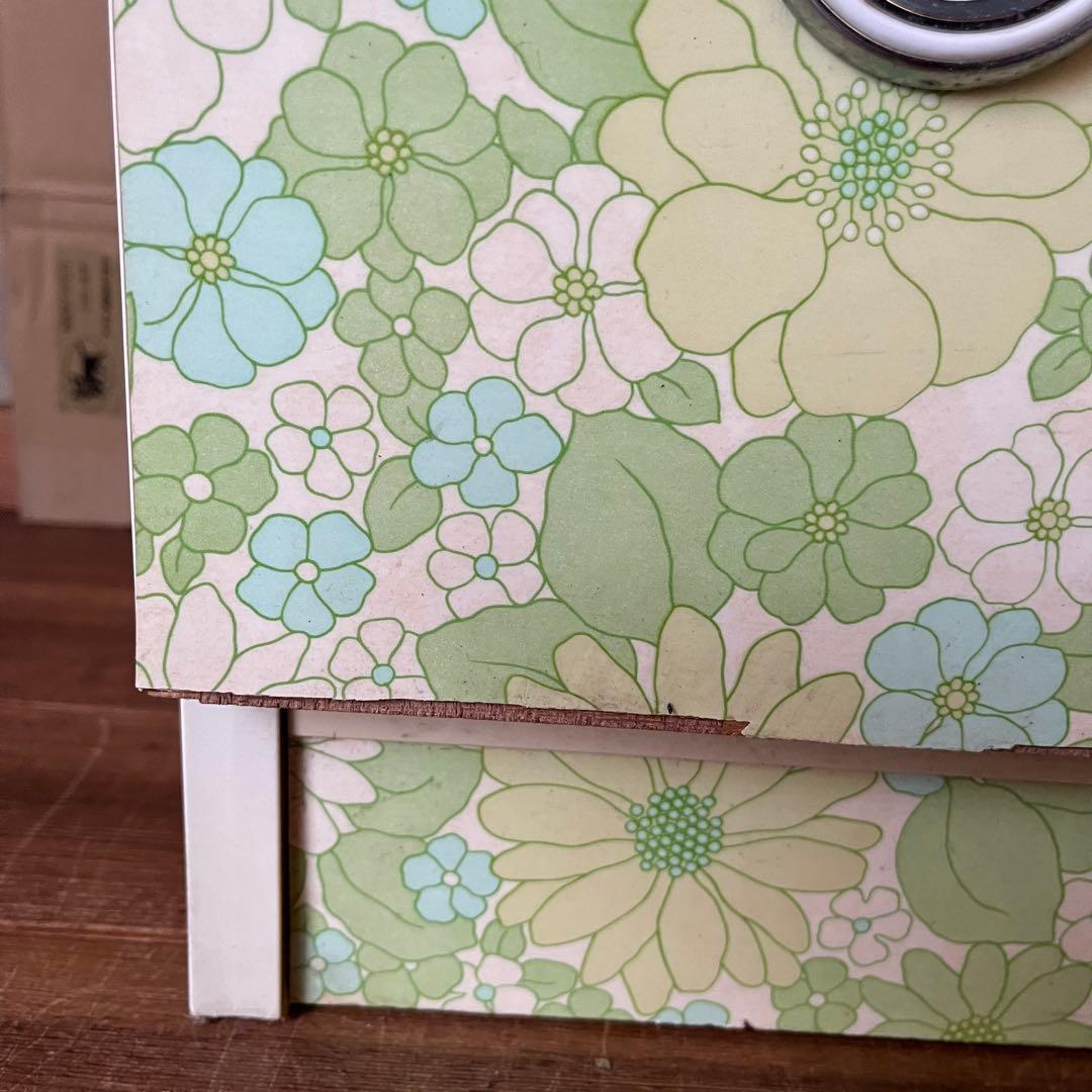 昭和レトロ　ポップな花柄デザインの6段チェスト