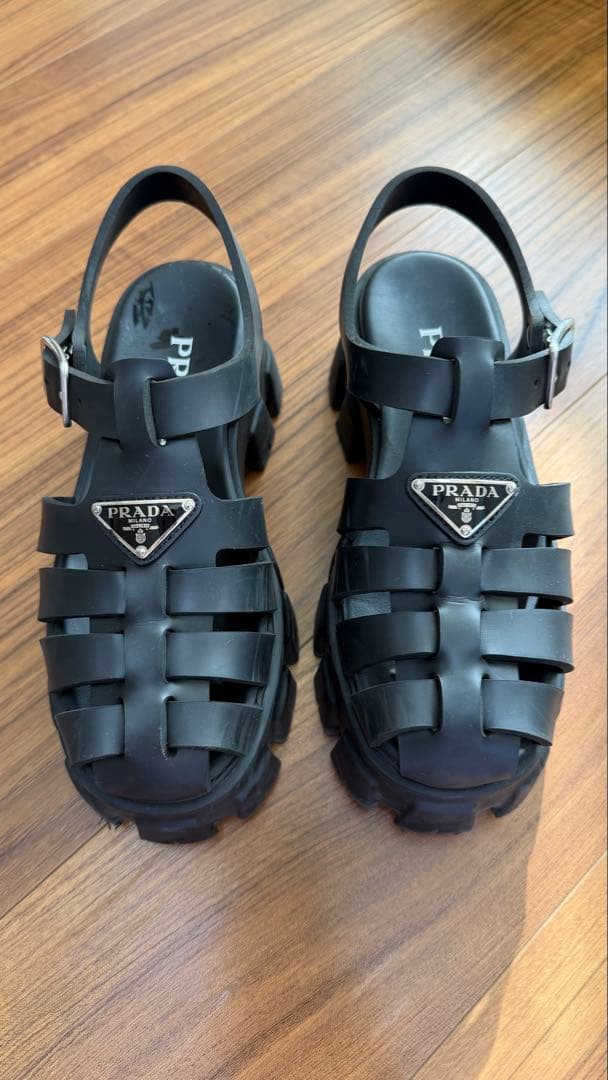 プラダ モノリス ラバー サンダル