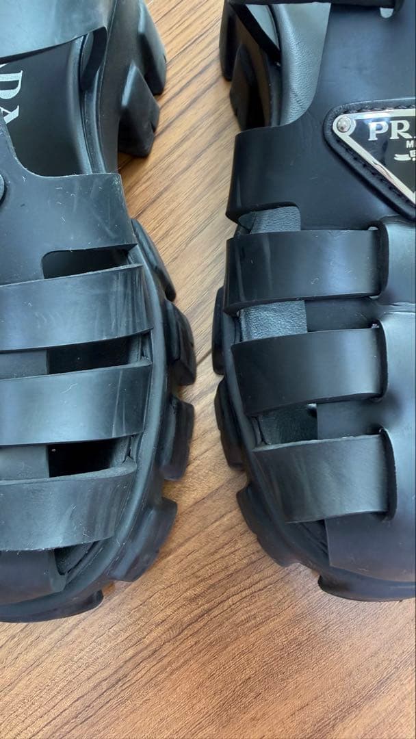 プラダ モノリス ラバー サンダル