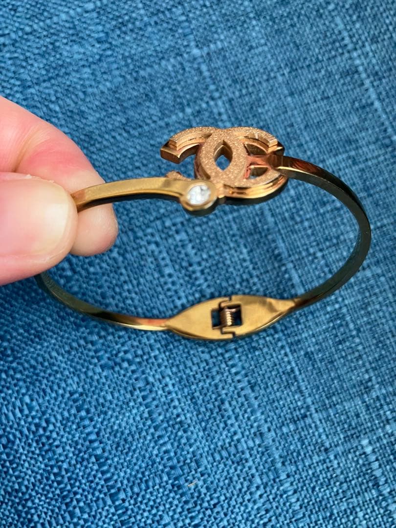 CHANEL ブレスレット　バングル　ゴールド　CC ラインストーン　ノベルティ