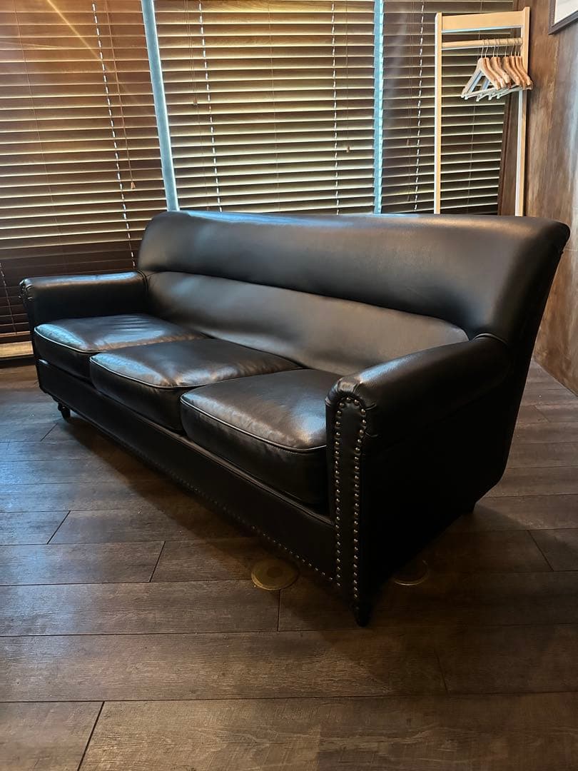 ブラックPUレザー 3人掛けソファ スタッズ付き VINCENT