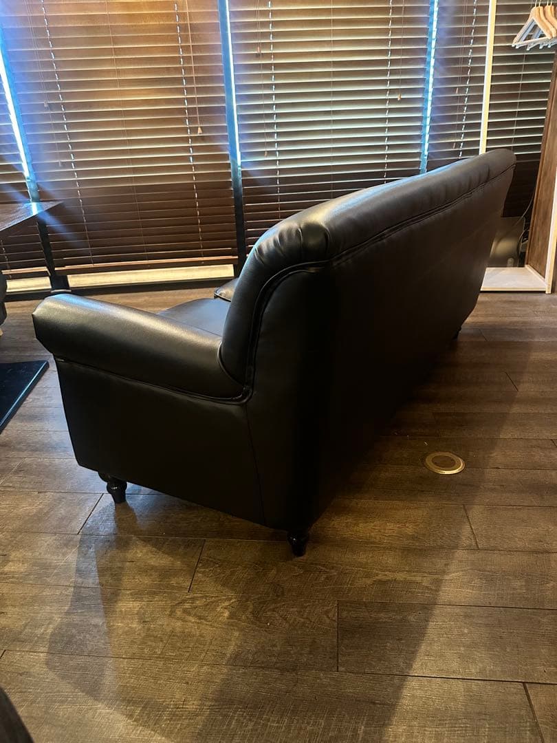 ブラックPUレザー 3人掛けソファ スタッズ付き VINCENT