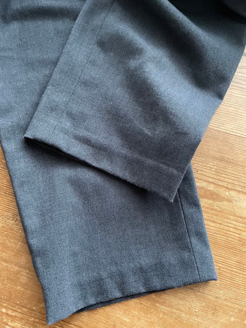 美品　ミズイロインド　チャコールグレー　綺麗目に履けるサルエルパンツ