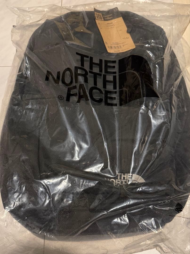 【新品タグ付】ノースフェイスシャトルデイバッグ　24Ｌ