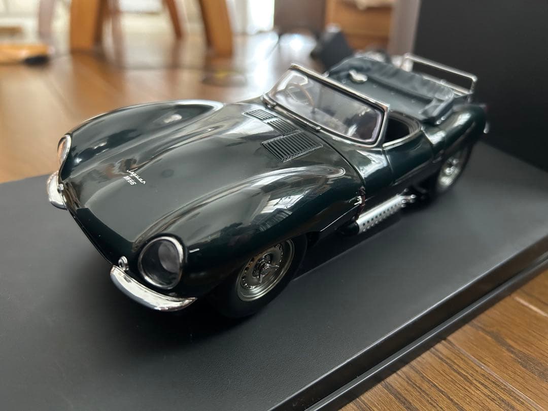 JAGUAR XKSS ダイキャストミニカー　1:18　スティーブ・マックイーン