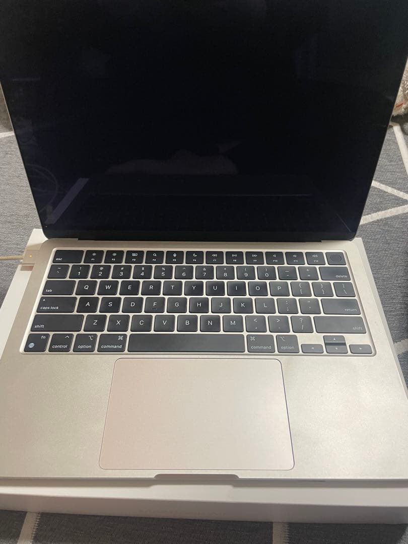 MacBook Air M2モデル　13インチ