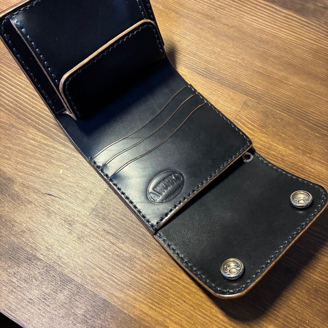 ショートトラッカーウォレット　MARYAM社　ホースバット　丘染めブラック　茶芯