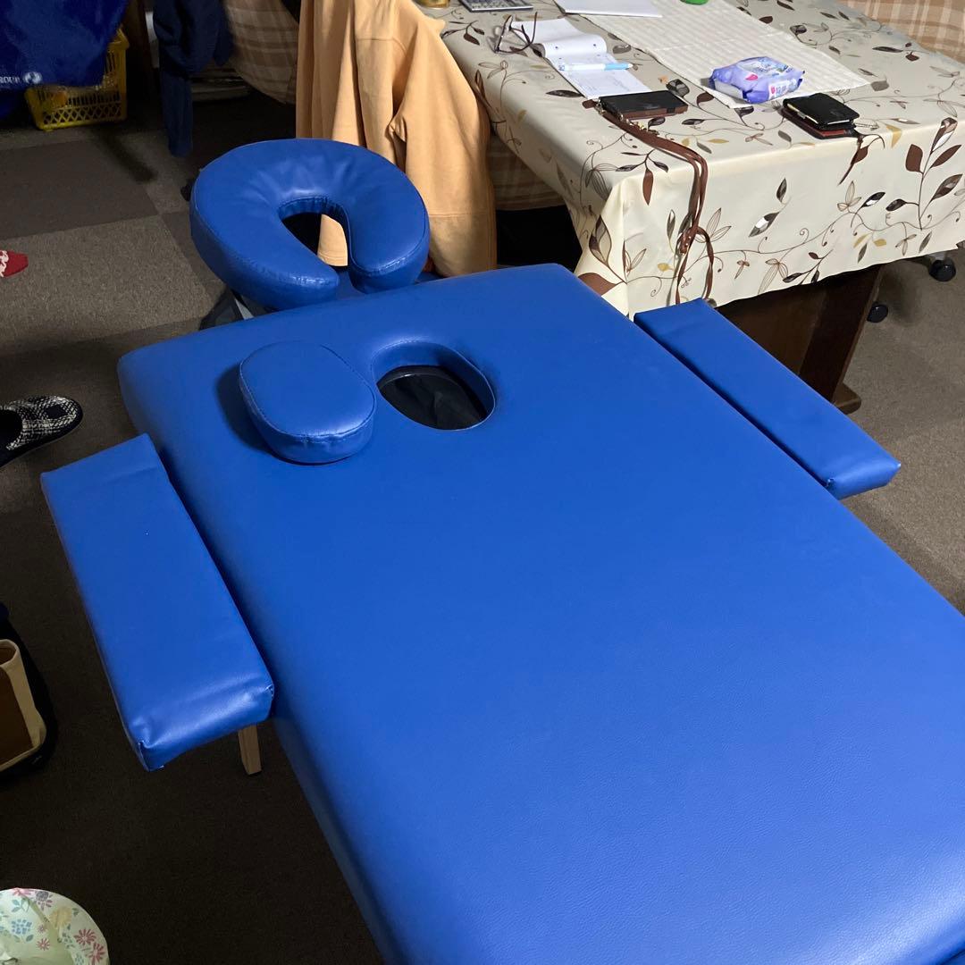 青色マッサージテーブル