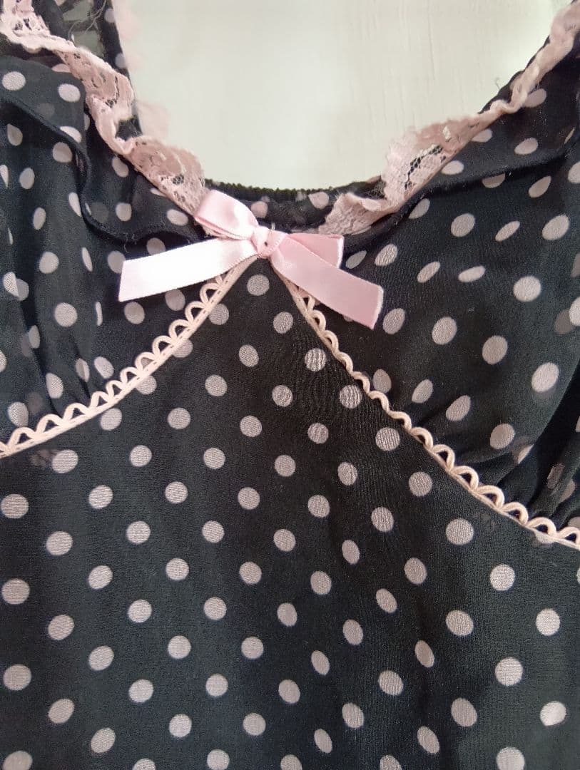 トゥララ　リズリサ　ブラック/ピンク ドット柄 フリルキャミソール