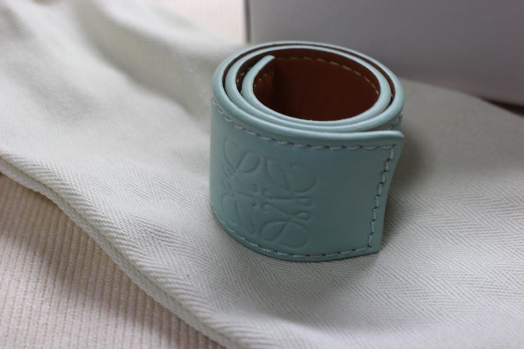 LOEWE ミントグリーン レザーバングル アナグラム