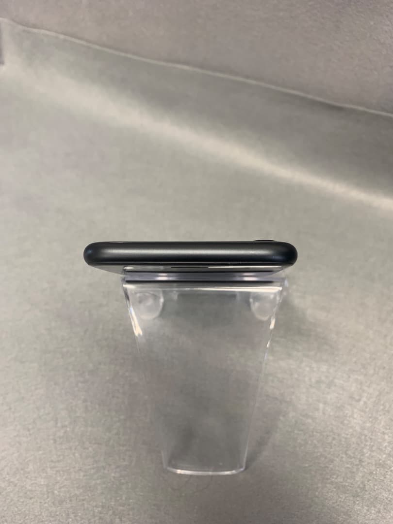 中古美品　国内版　SIMフリー　iPhone SE 第二世代　64GB ブラック