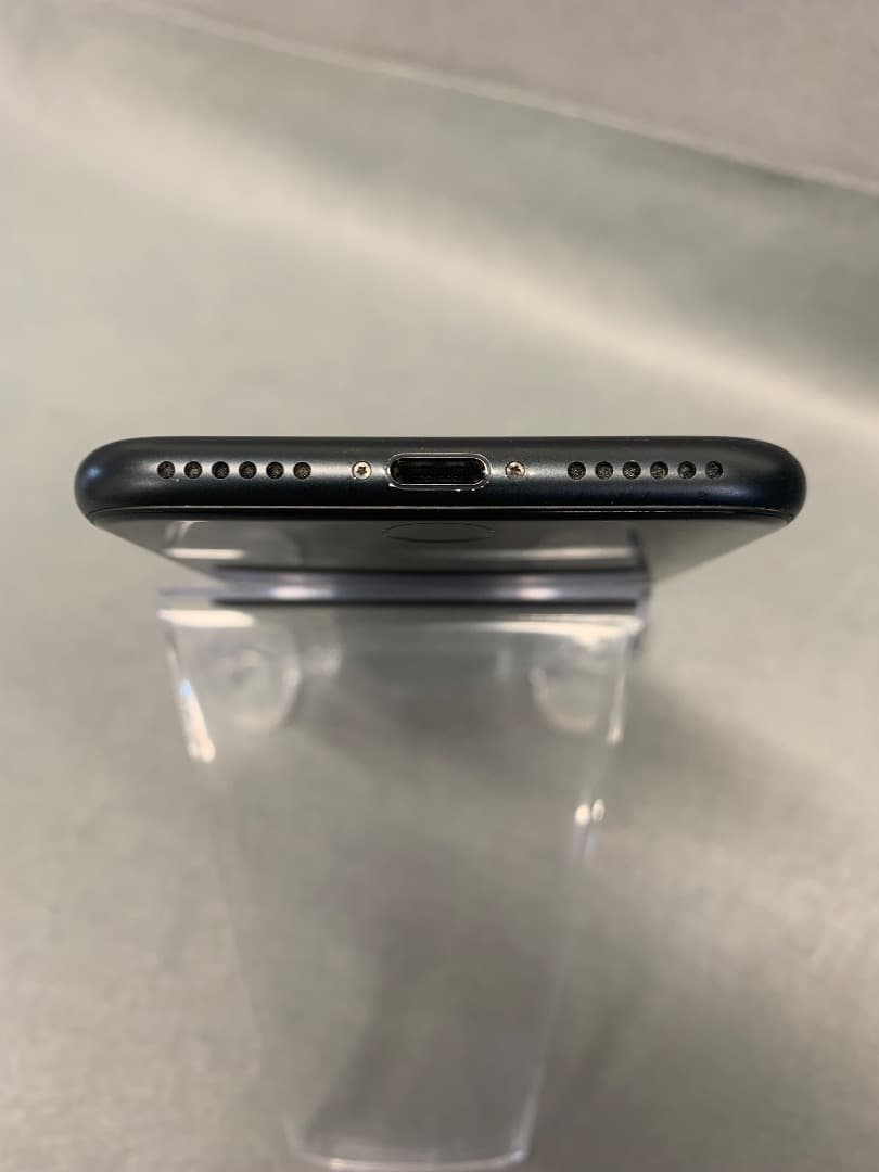 中古美品　国内版　SIMフリー　iPhone SE 第二世代　64GB ブラック