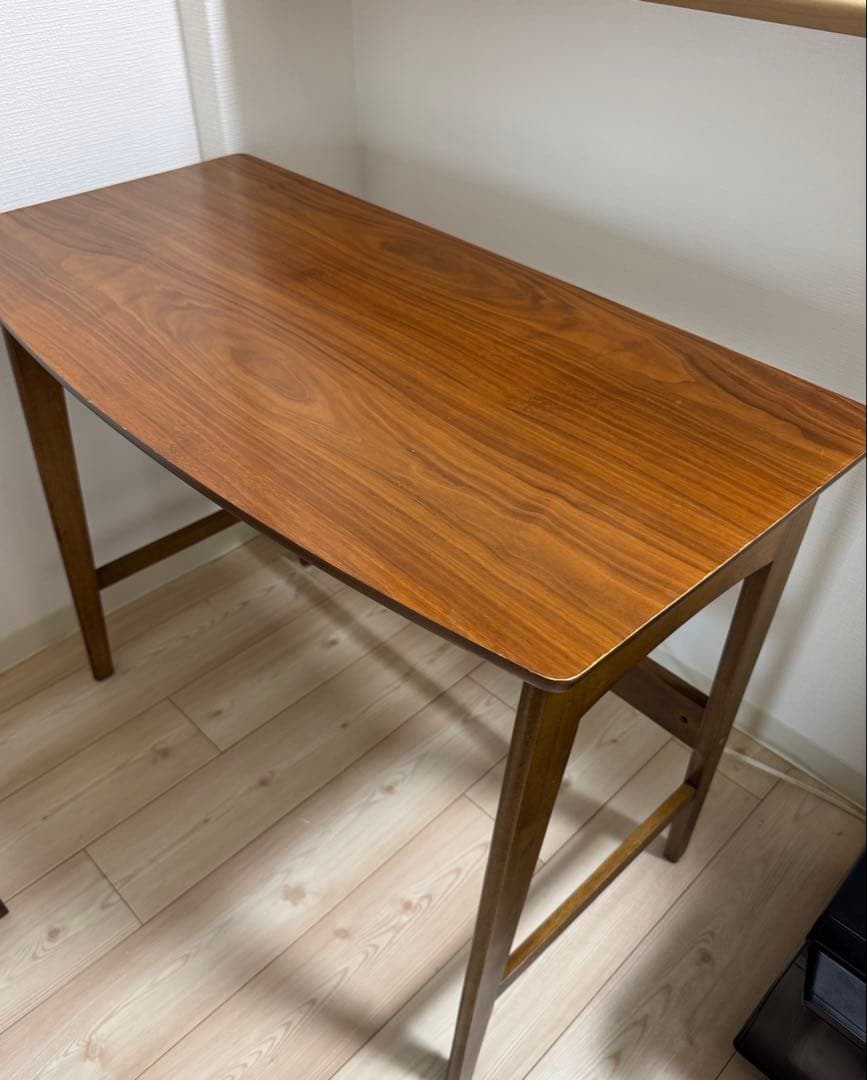 北欧風　シンプルな木製デスク