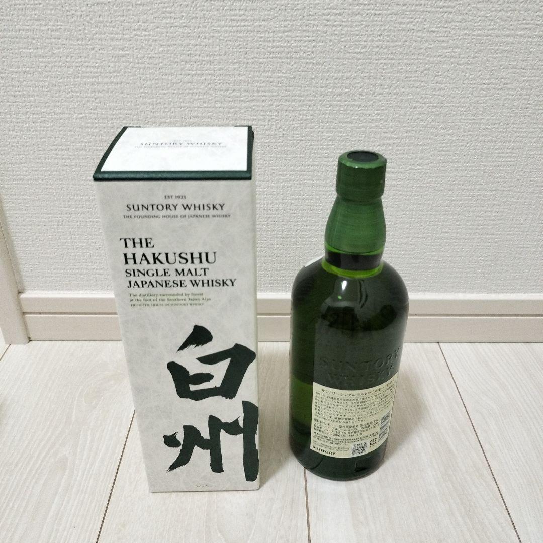 山崎NV700mlを1本、白州NV700mlを1本の計2本（箱付き）