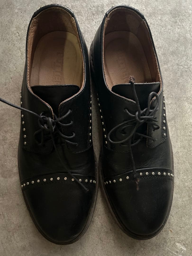 ブッテロ スタッズ付き黒レザーシューズ
