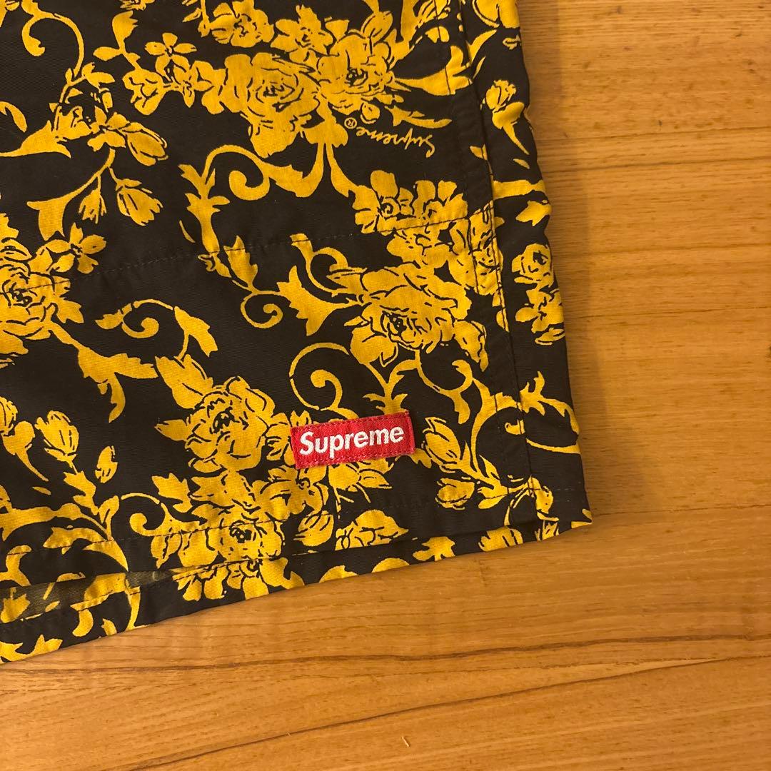 シュプリーム　ショートパンツ