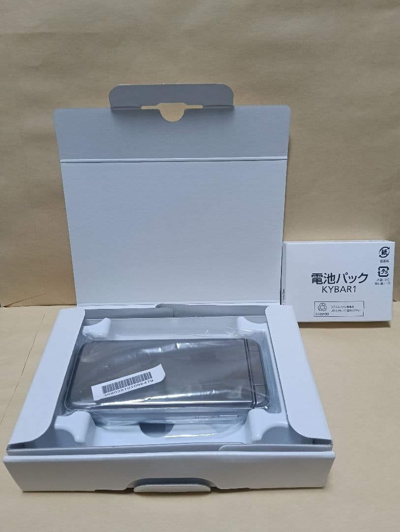 新品未使用電池パック付　DIGNOケータイ3　SIMロック解除済　シルバー　美品