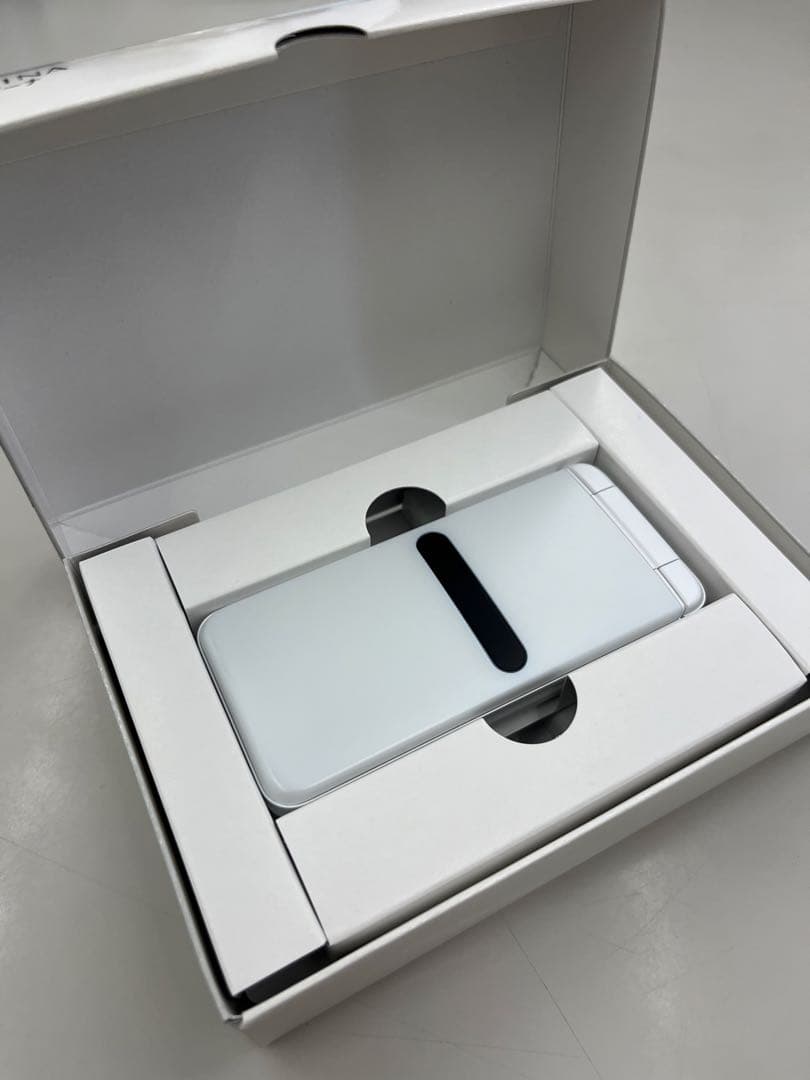 ⭐︎ほぼ未使用⭐︎au GRATINA KYF42 ホワイト【Simロック解除済】