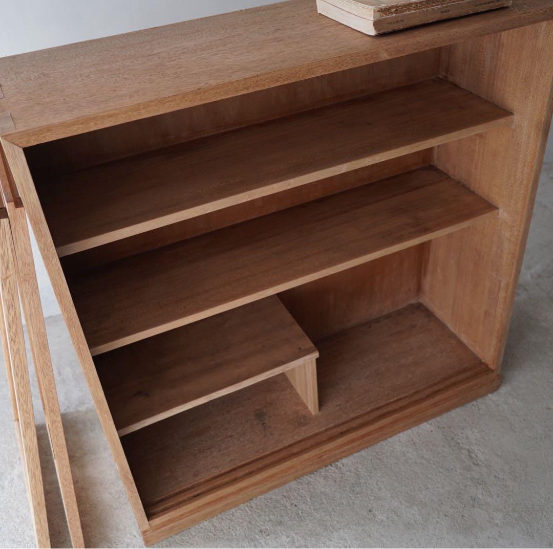 モールガラスのキャビネット