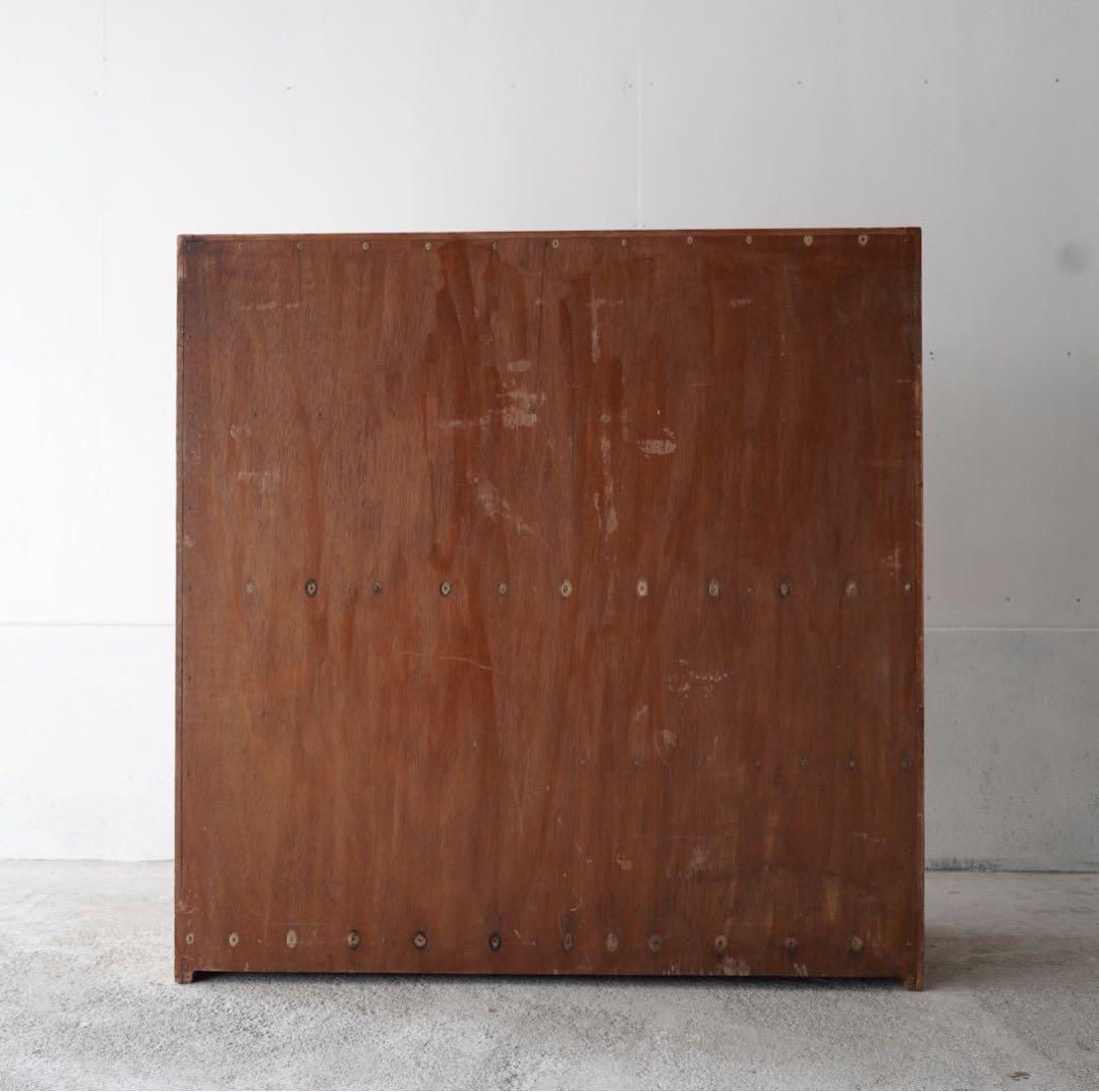 モールガラスのキャビネット