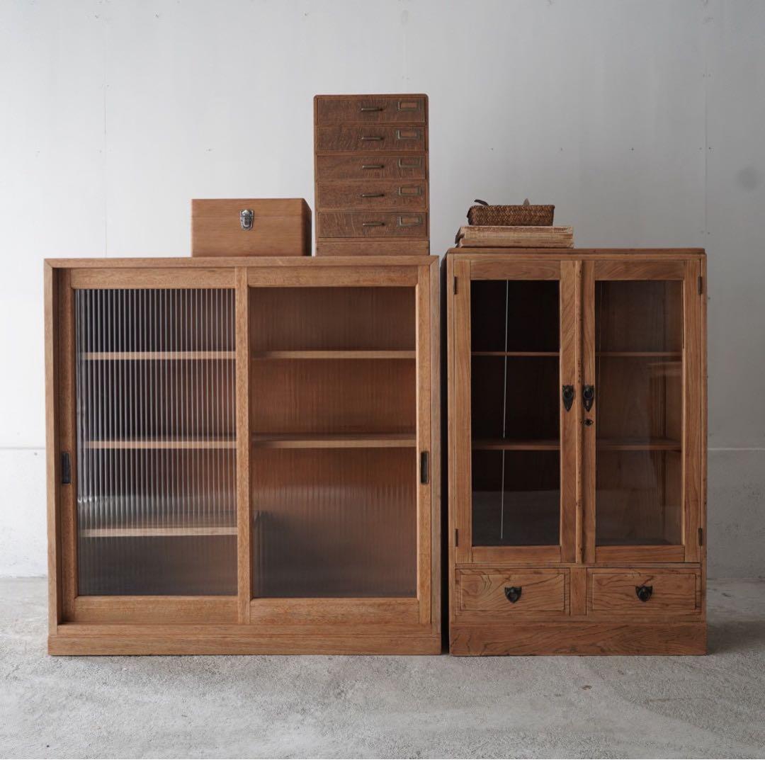 モールガラスのキャビネット