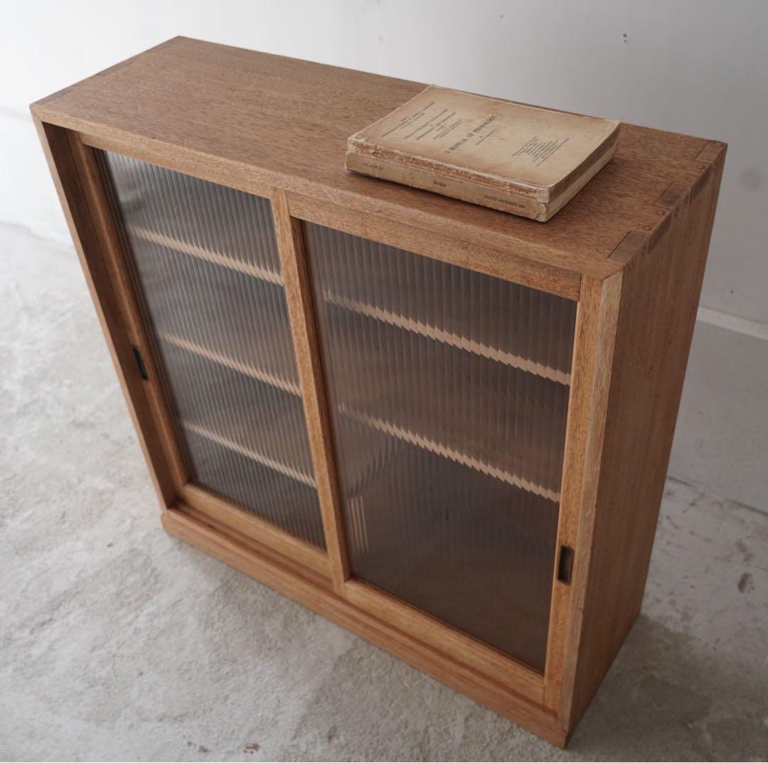 モールガラスのキャビネット