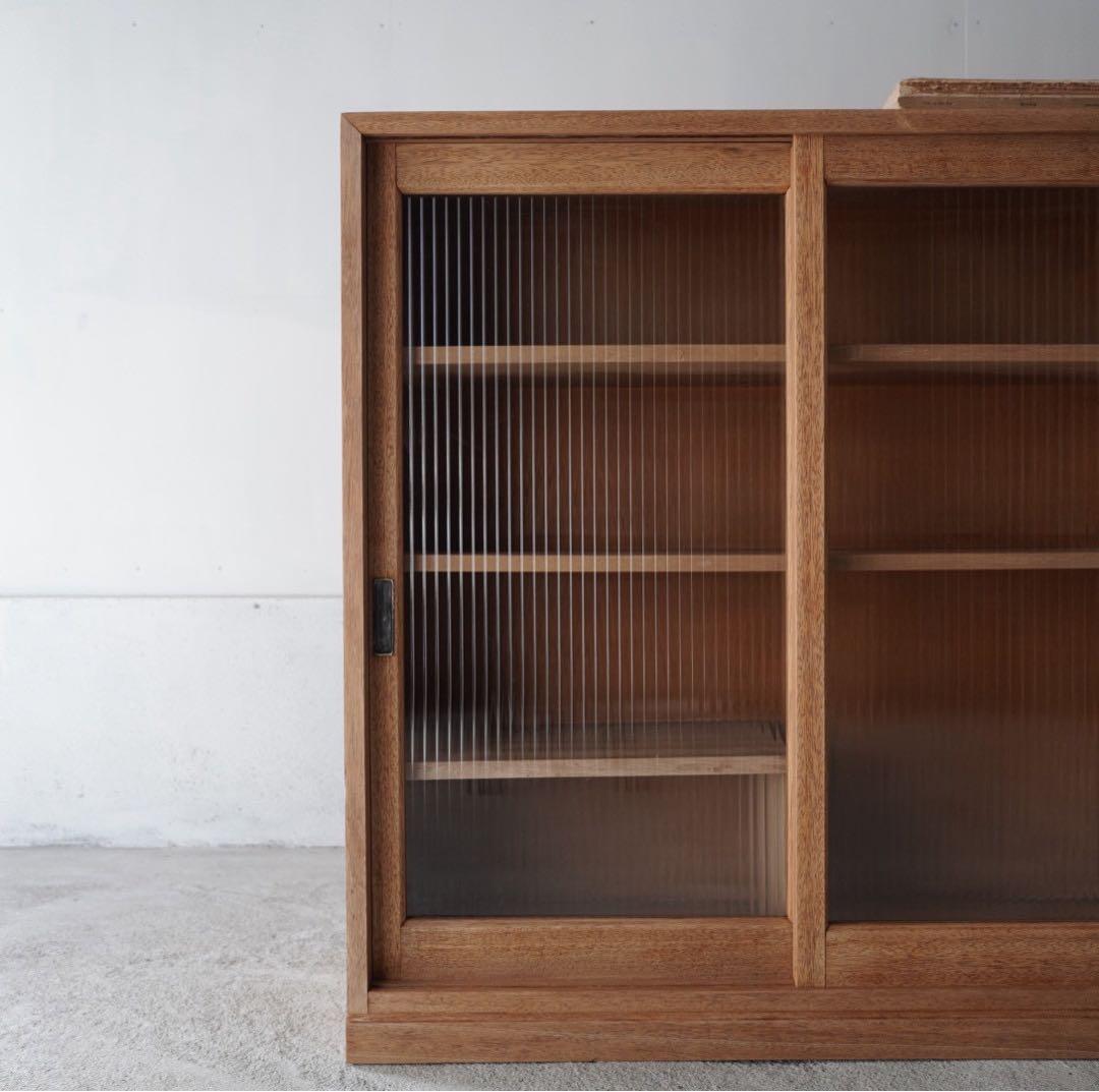 モールガラスのキャビネット