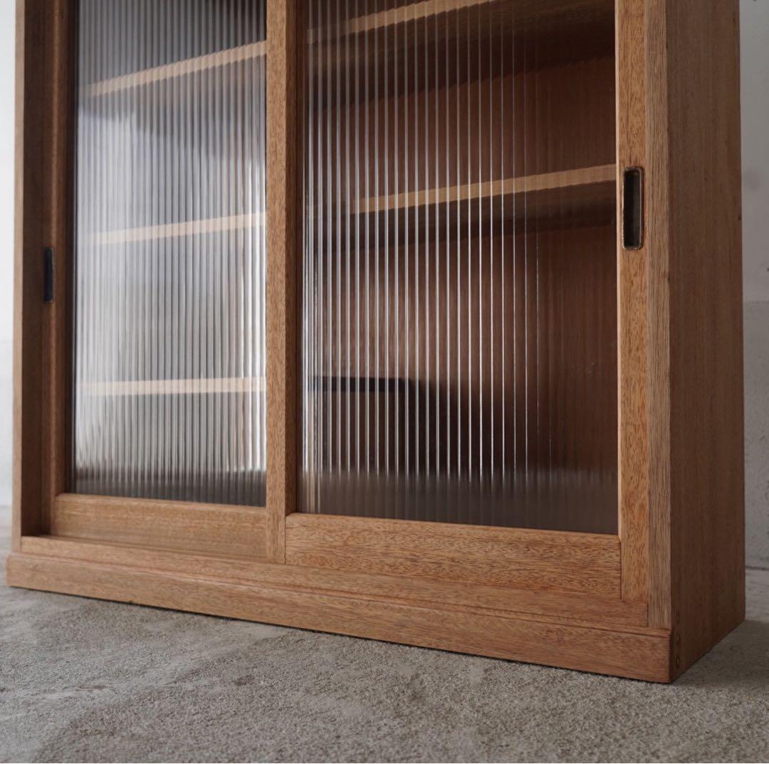 モールガラスのキャビネット