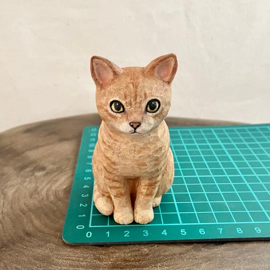 木彫りのトラ猫