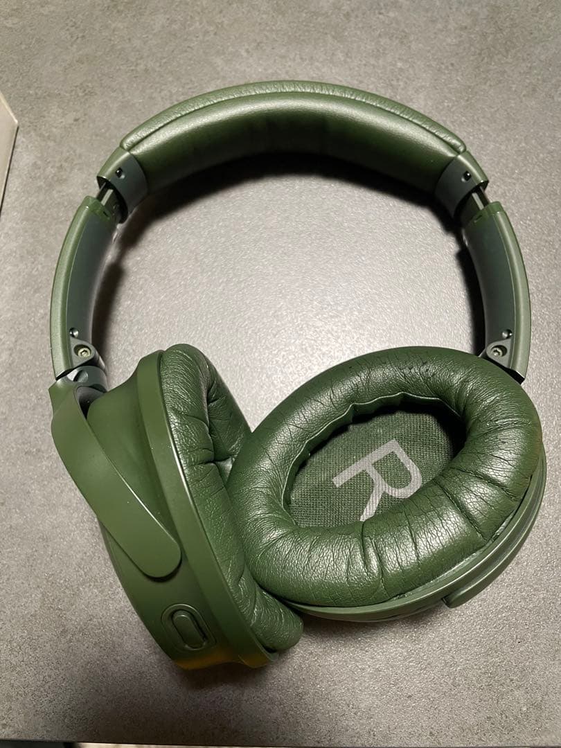 Bose quiet comfort headphonesグリーン　ハードケース