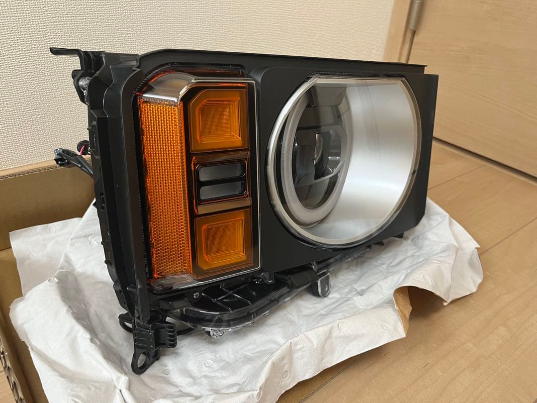 トヨタ純正 ランクル250丸目ヘッドライト 右側